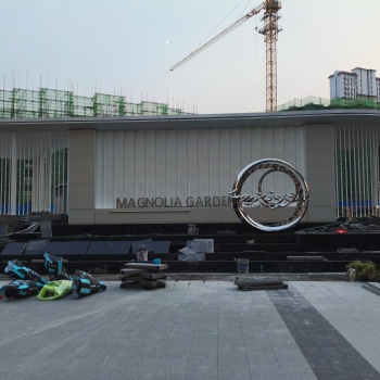 不锈钢雕塑厂家户外大型抽象镜面圆环月亮发光水景观金属白钢摆件